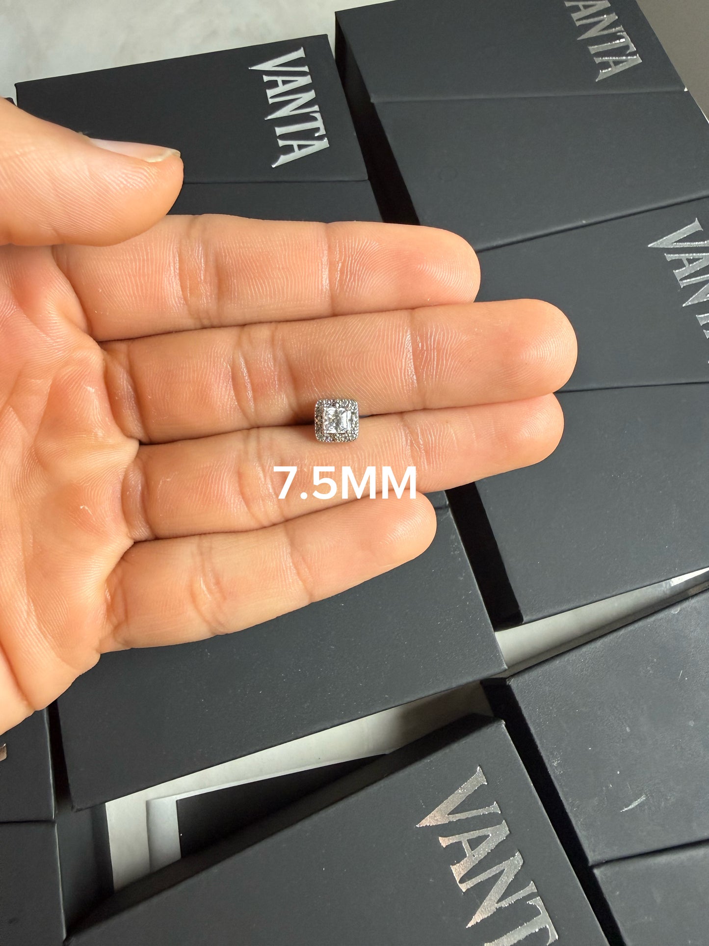 Vanta Moissanite Stud